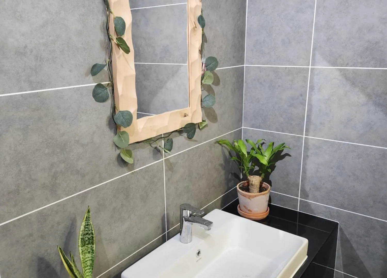 Unique Boho Style Condo With Netflix For Up To 5Pax - Enjoy Mountain View While Swimming At The Infinity Pool & Natural Hotspring Pool, 2Mins Walk To The Lost World Of Tambun, Water Themepark At Ipoh
